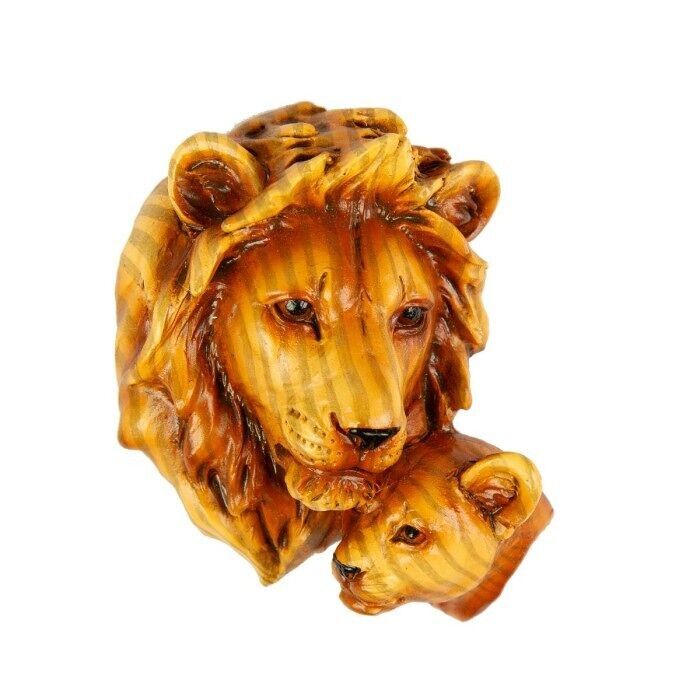 Magnete con leone e cucciolo intagliati effetto legno