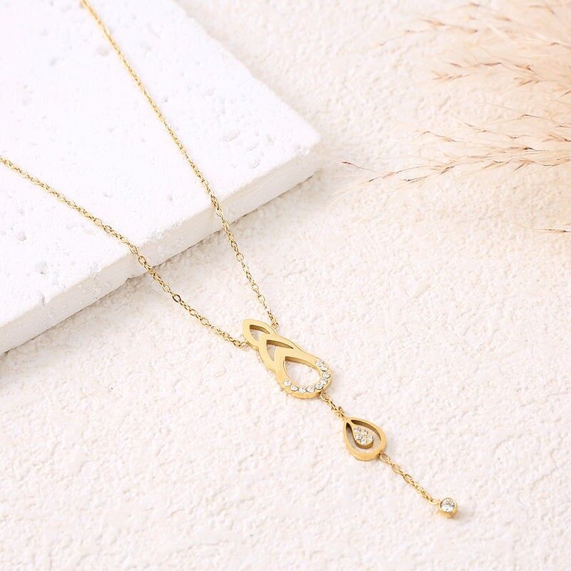 Collana con catena in oro con pendenti a goccia traforati e strass