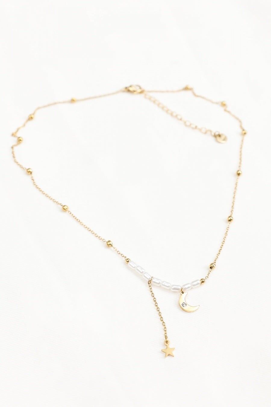 Collana a Y in oro con perle bianche e pendenti a forma di luna e stella
