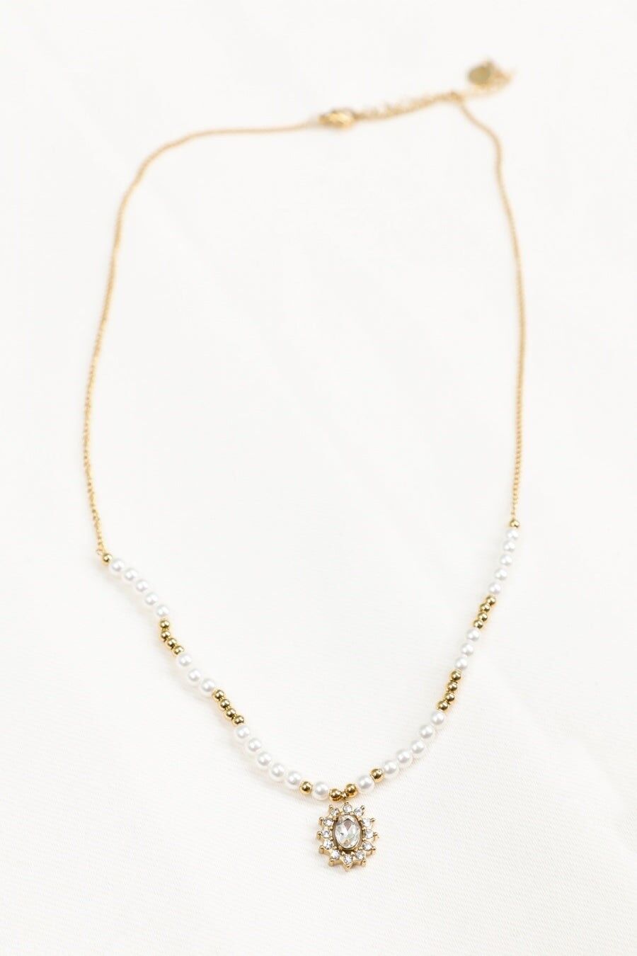 Collana con catena di perle bianche e oro e ciondolo a forma di sole con strass