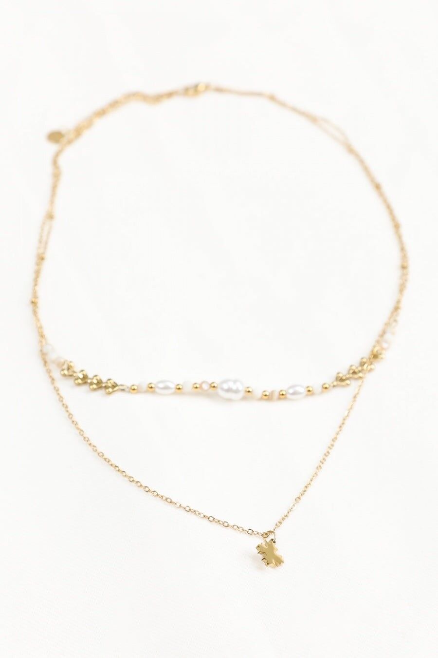 Collana con doppia catena in oro con perle bianche e ciondolo a forma di fiore