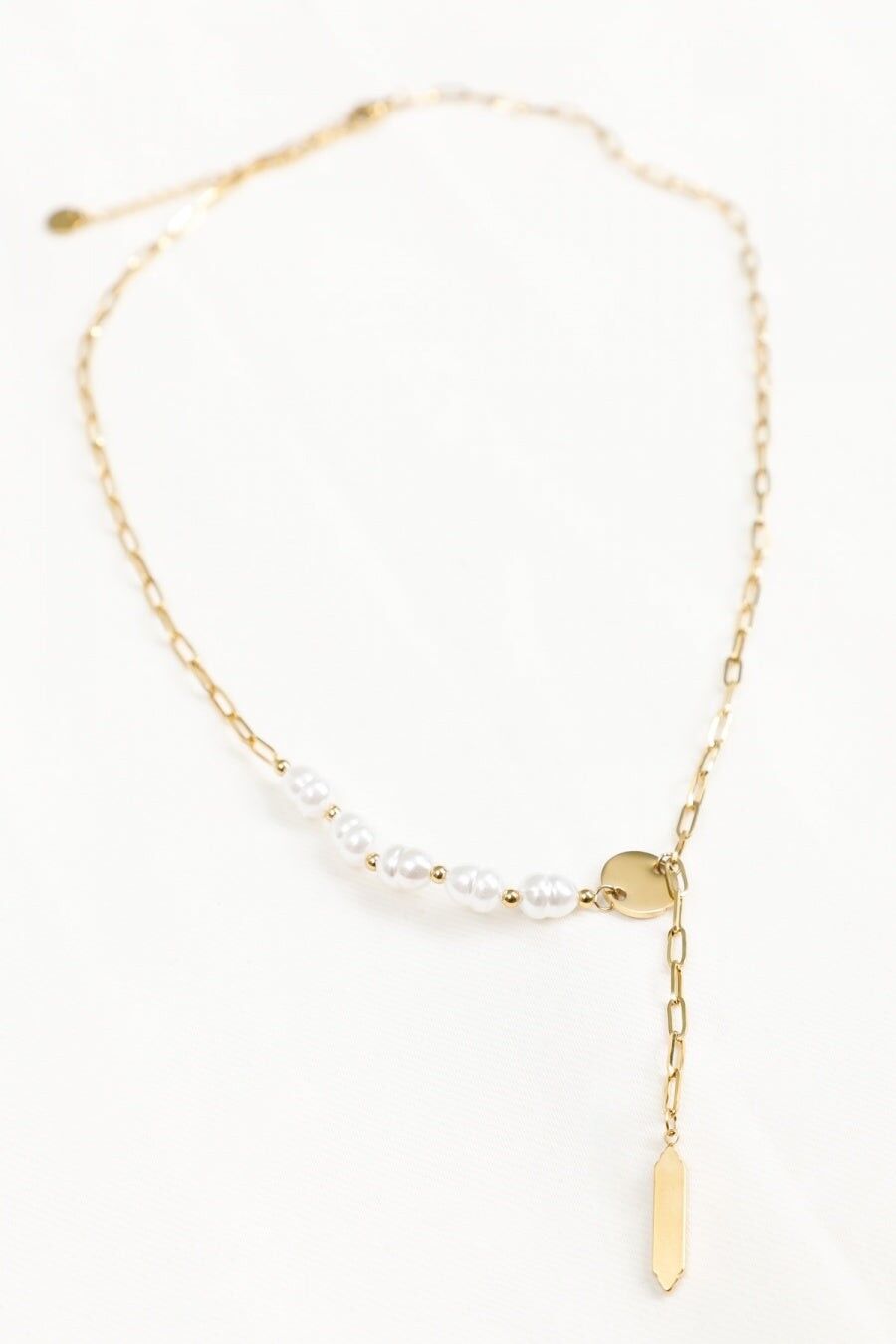 Collana con catena a maglie in oro con perle barocche bianche, pendente rotondo e placca rettangolare