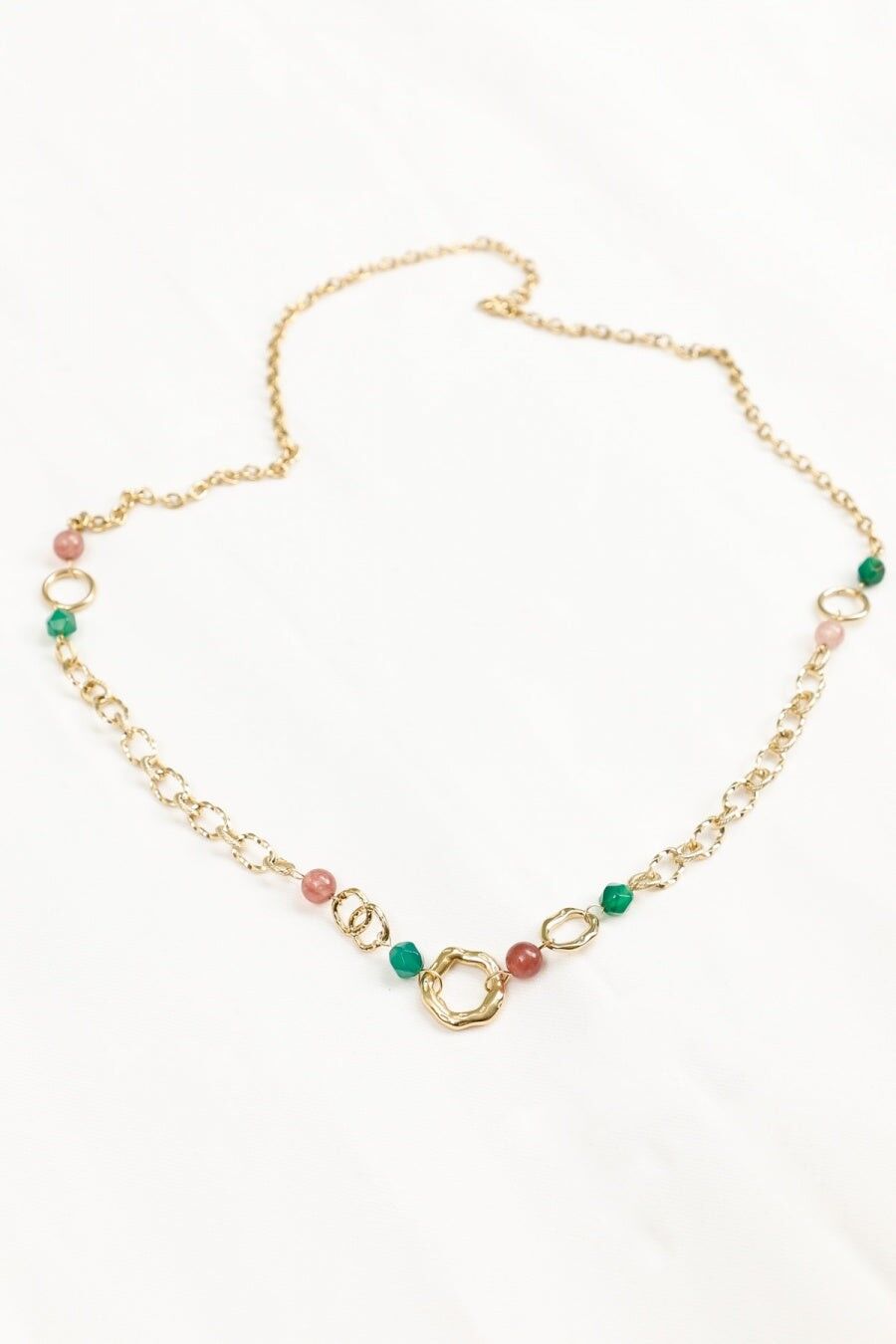 Collana lunga in oro con maglie intrecciate e martellate e perline colorate