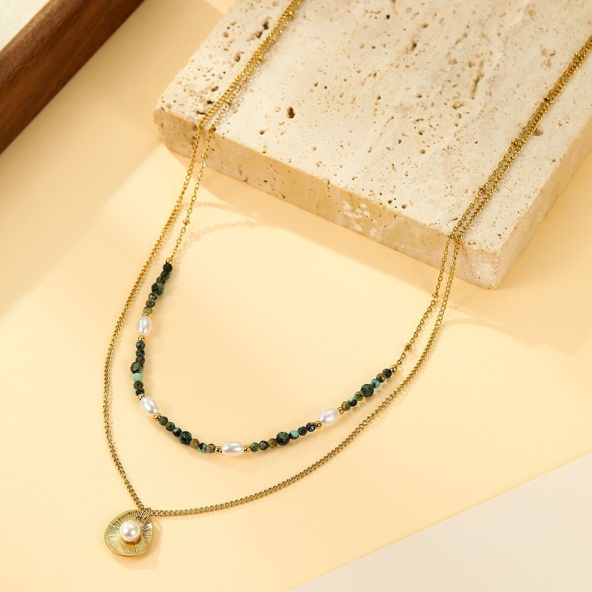 Collier Double Chaîne Dorée Avec Perles Blanches, Pierres Vertes et Médaillon Nacré