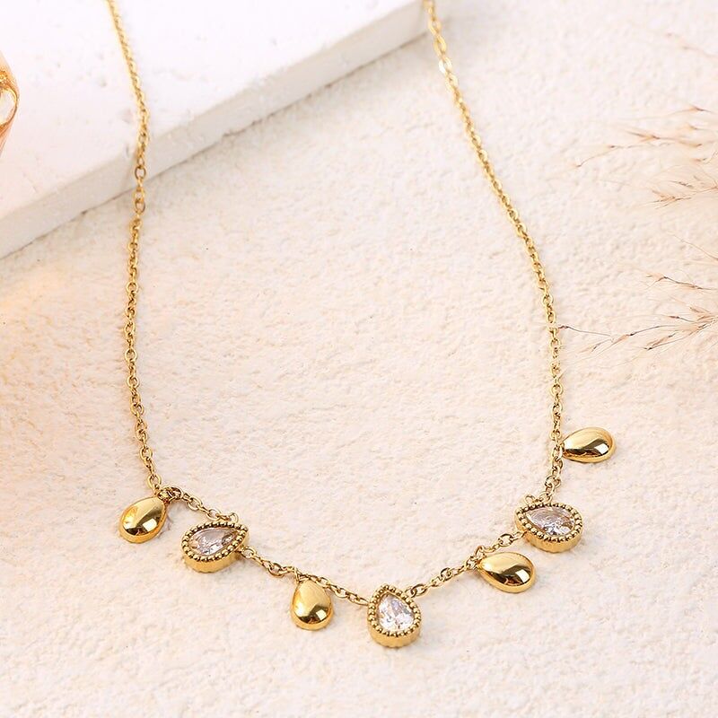 Collana a catena in oro decorata con 7 gocce in oro e strass