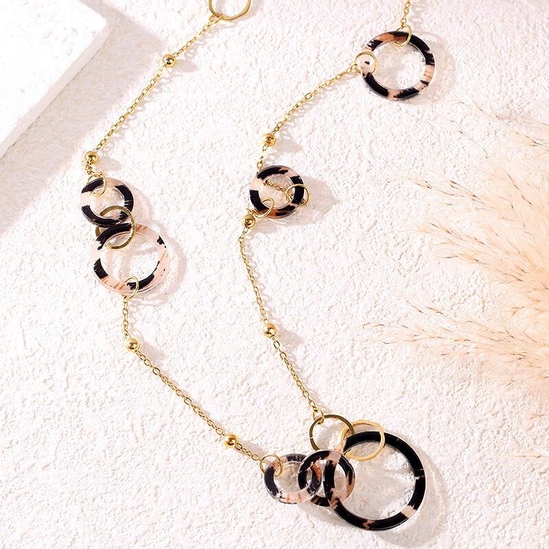 Collana a catena in oro decorata con anelli rotondi con motivi animali e oro