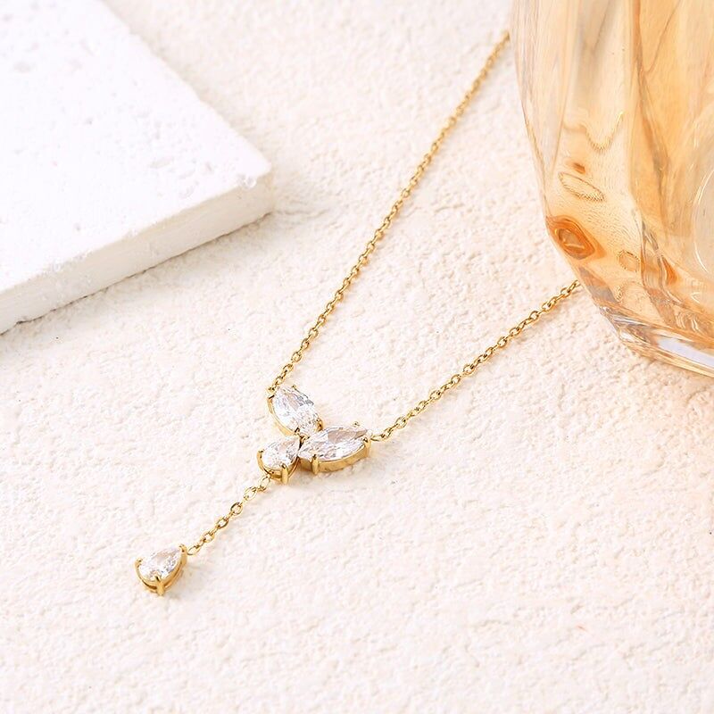 Collana con catena in oro con pendente floreale scintillante e strass pendenti