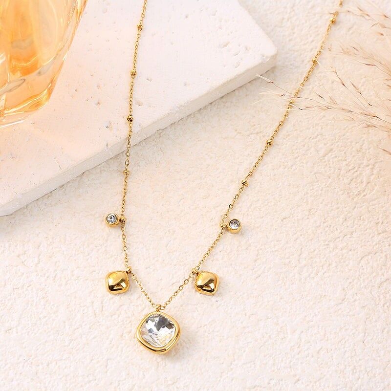 Collana con catena in oro ornata da cristalli arrotondati e rotondi a forma di diamante