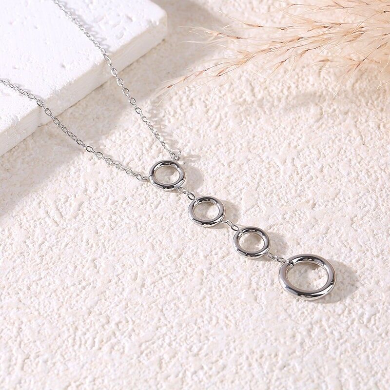 Collana a catena in argento decorata con 4 cerchi allineati verticalmente