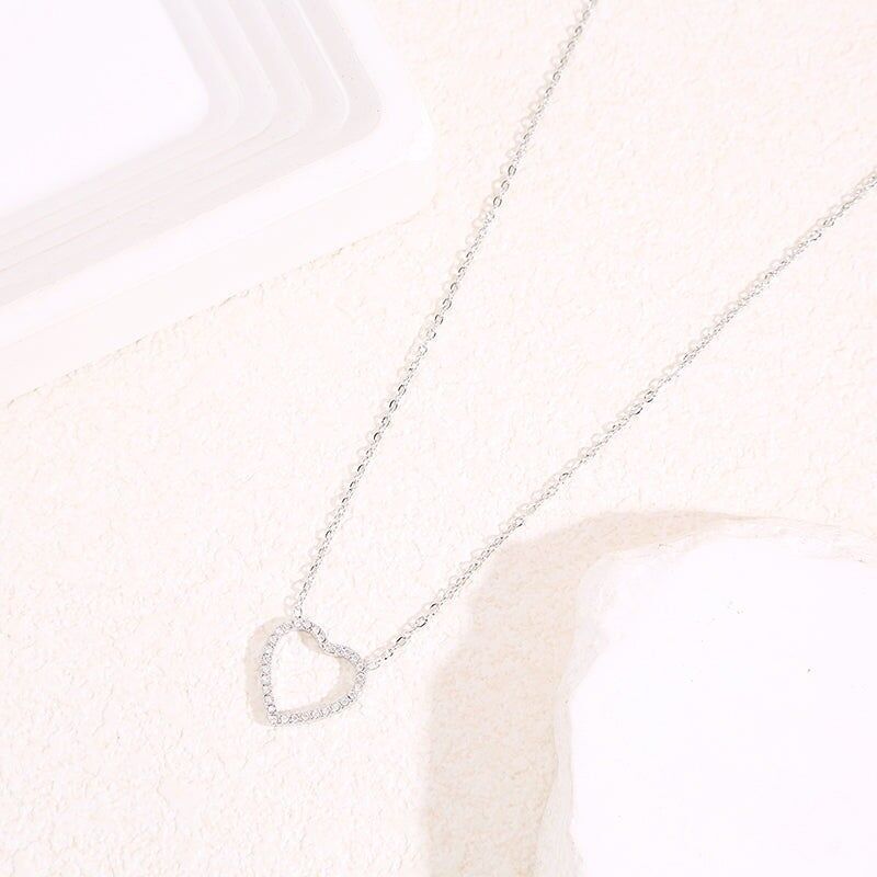 Collana con catena in argento fine con contorno centrale a forma di cuore in strass con angoli arrotondati