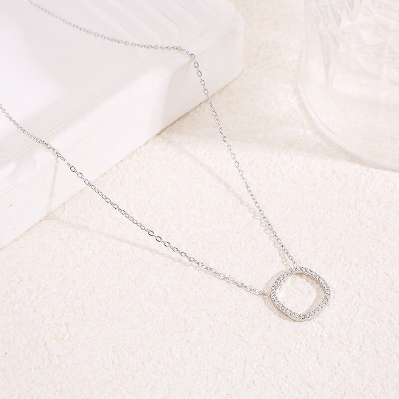 Collana a catena in argento fine con contorno quadrato centrale con strass e angoli arrotondati