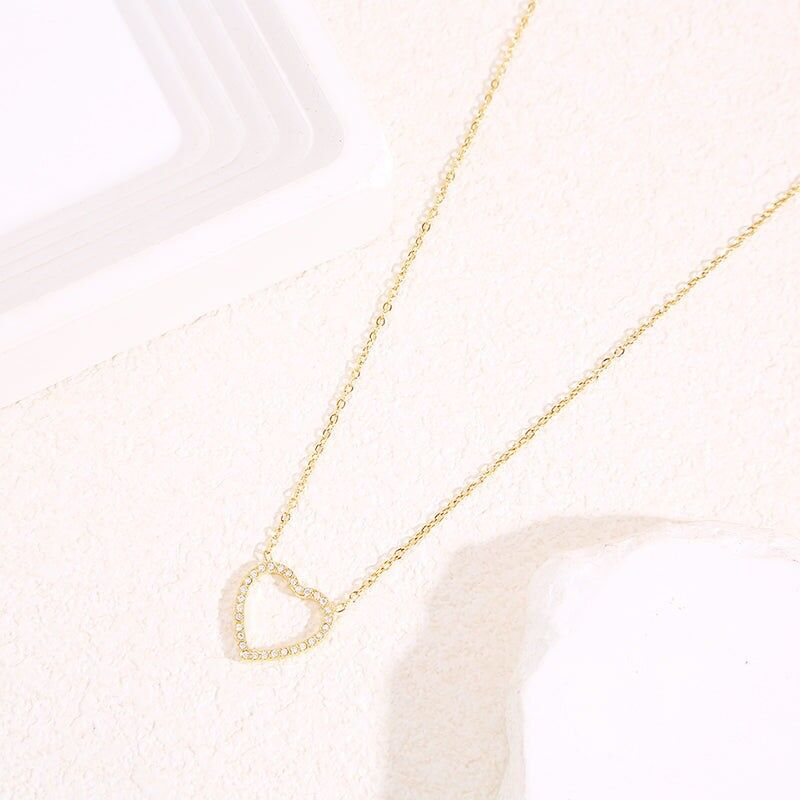 Collana con catena in oro fine con contorno centrale a forma di cuore in strass con angoli arrotondati