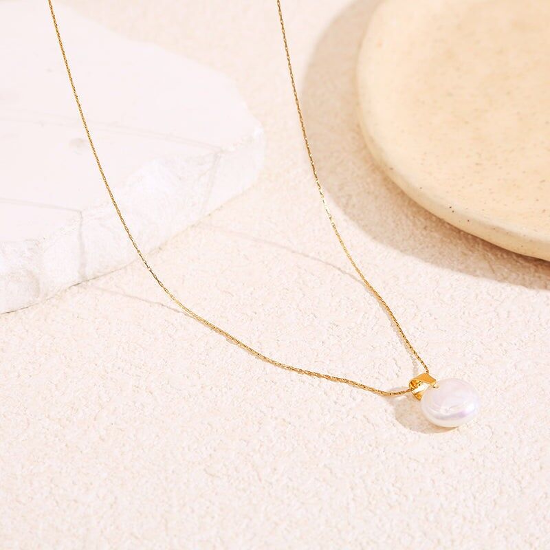 Collana a catena a serpente in oro pregiato con pendente di perla piatta