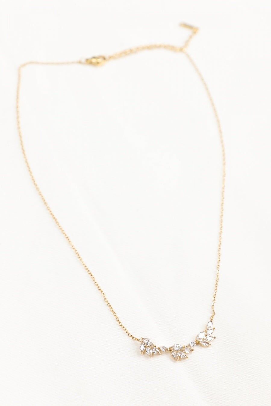 Collana con catena in oro fino e petali in ossido di zirconio