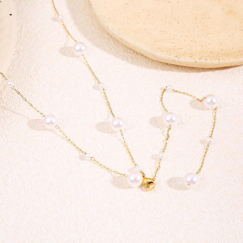 Collana con catena in oro fine decorata con perle bianche alternate di diverse dimensioni