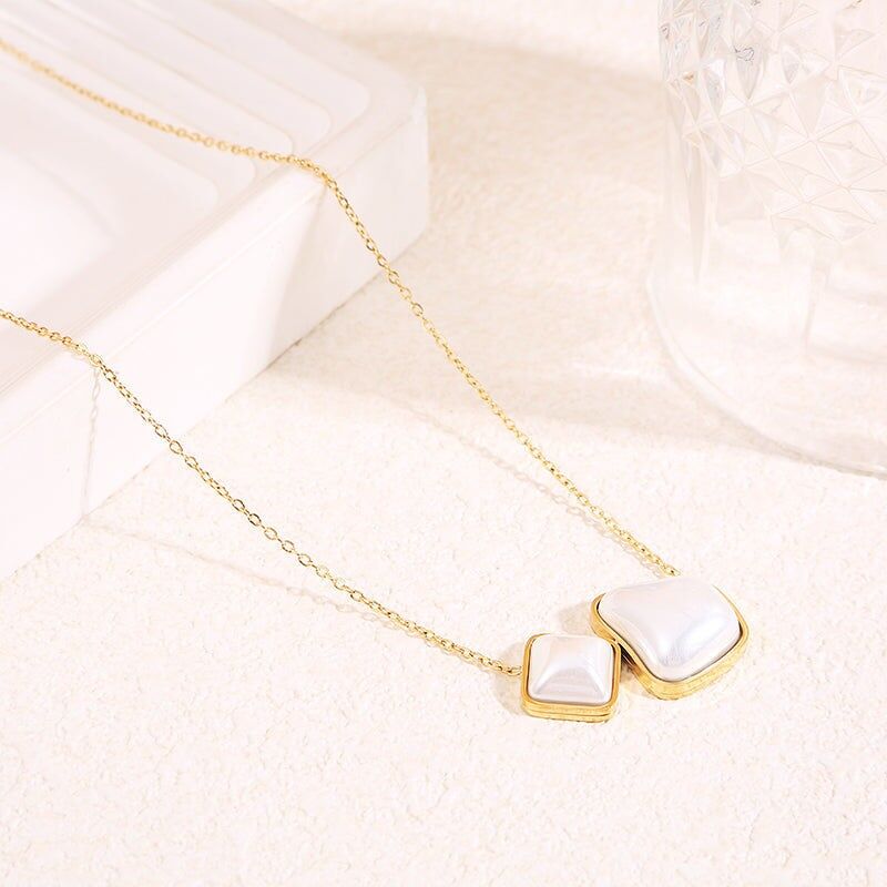 Collana con catena in oro pregiato e 2 pendenti in perle lucide, a forma di diamante e arrotondate