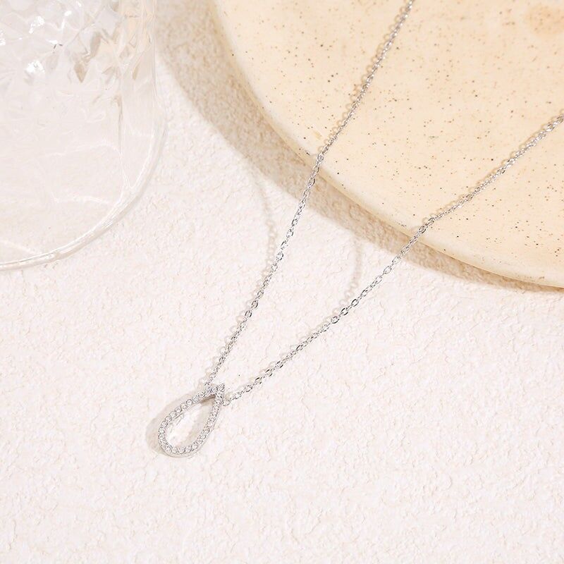 Collana con catena in argento fine con contorno centrale a goccia allungata con strass e angoli arrotondati