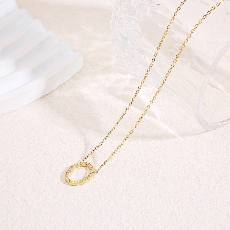 Collana con catena in oro fine con contorno ovale centrale in strass con angoli arrotondati