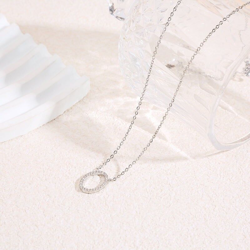 Collana con catena in argento fine con contorno ovale centrale in strass con angoli arrotondati