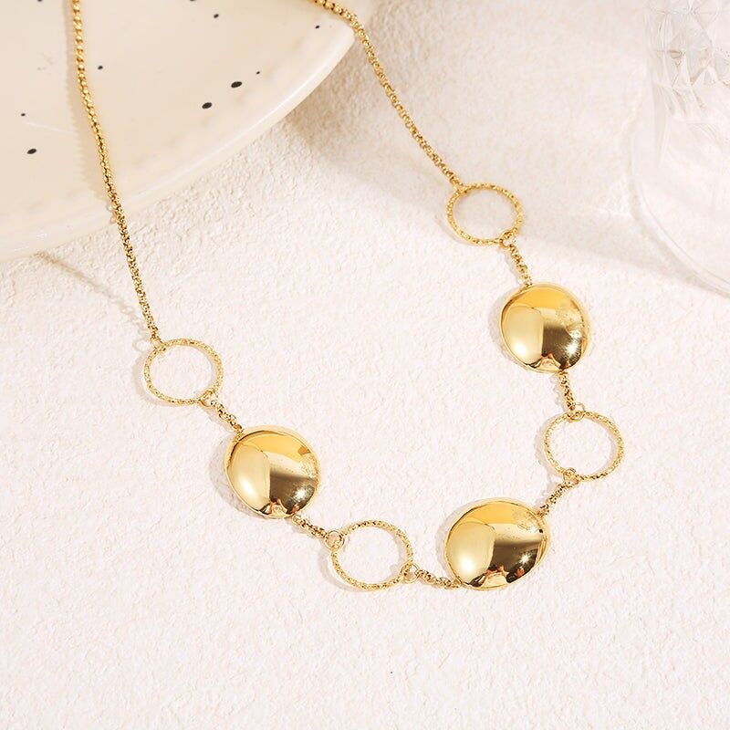 Collana con catena in oro pregiato che alterna anelli testurizzati e dischi bombati con finitura a specchio