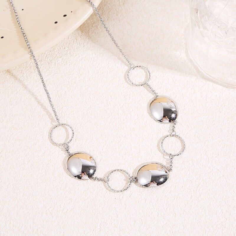 Collana in argento pregiato con catena alternata di anelli testurizzati e dischi bombati con finitura a specchio