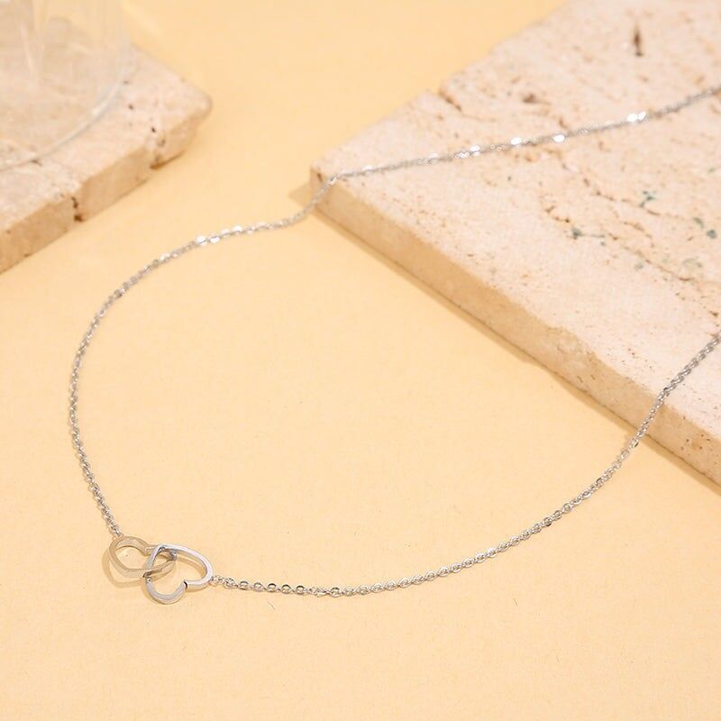 Collana in argento con maglie sottili collegate da cuori intrecciati