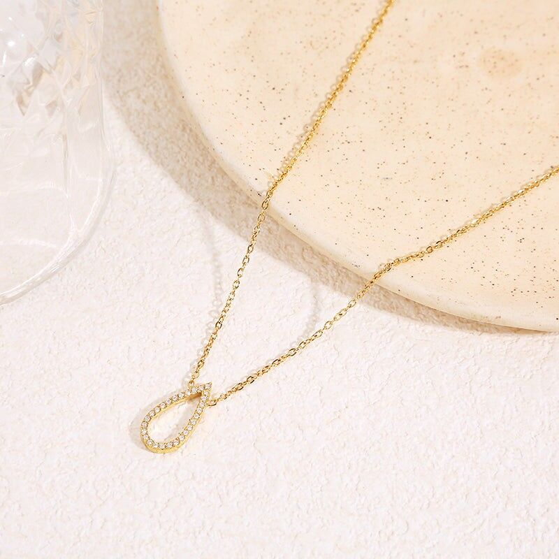 Collana con catena in oro fine con contorno centrale a goccia allungata con strass e angoli arrotondati