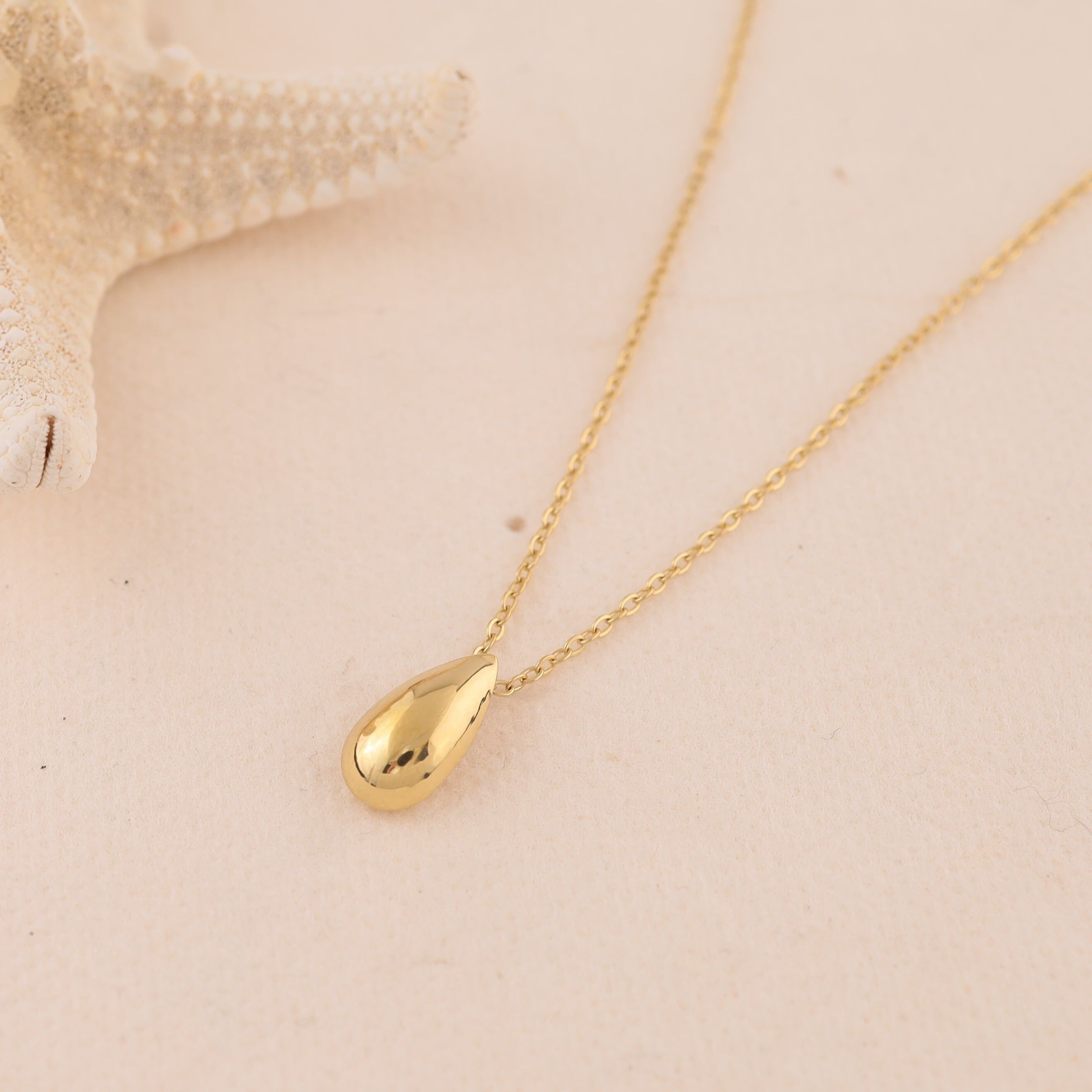 Collana in oro con catena sottile e pendente a goccia effetto specchio