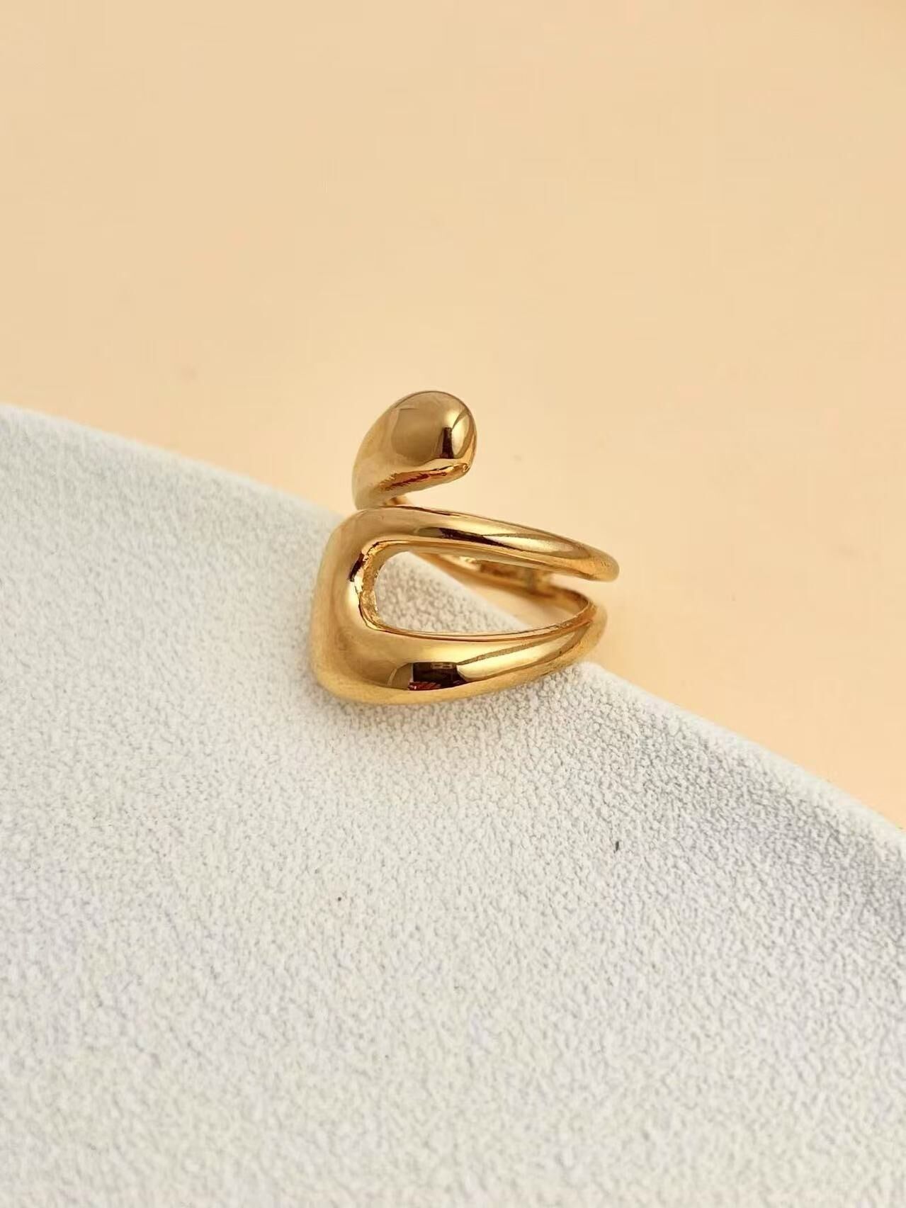 Verstellbarer goldener Edelstahlring mit abstraktem Design