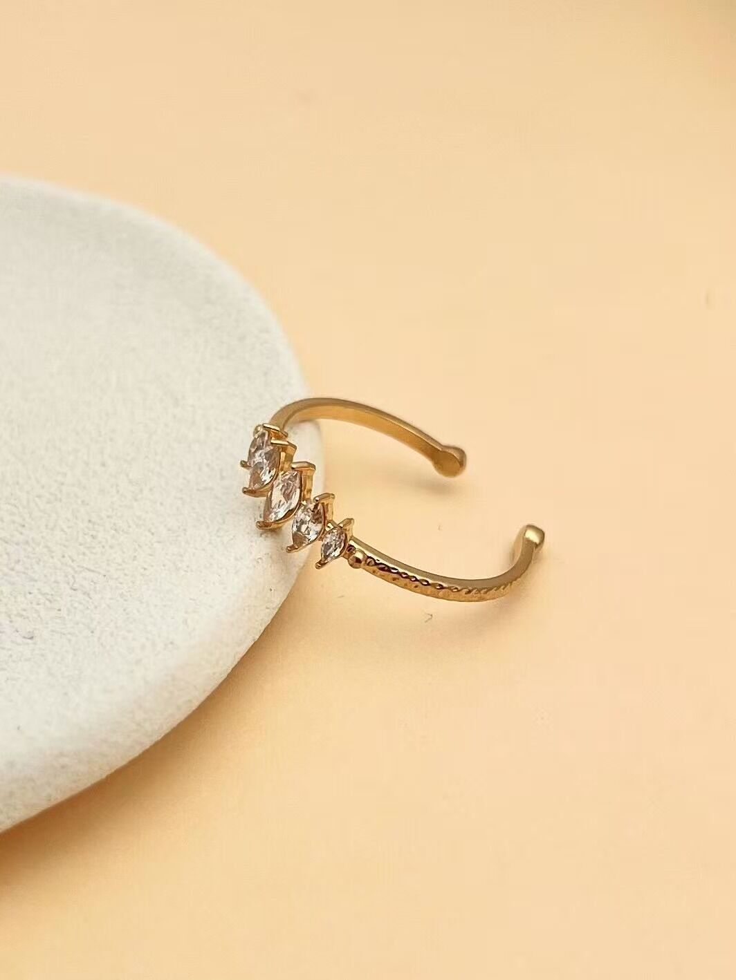 Adjustable gold stainless steel ring decorated with crystals