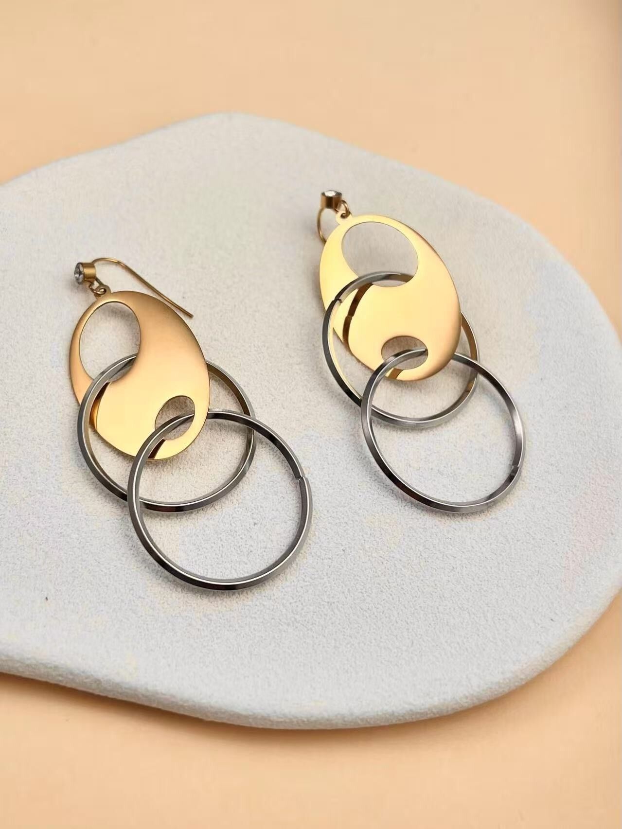 Ohrringe mit beweglichen Kreisen aus Edelstahl