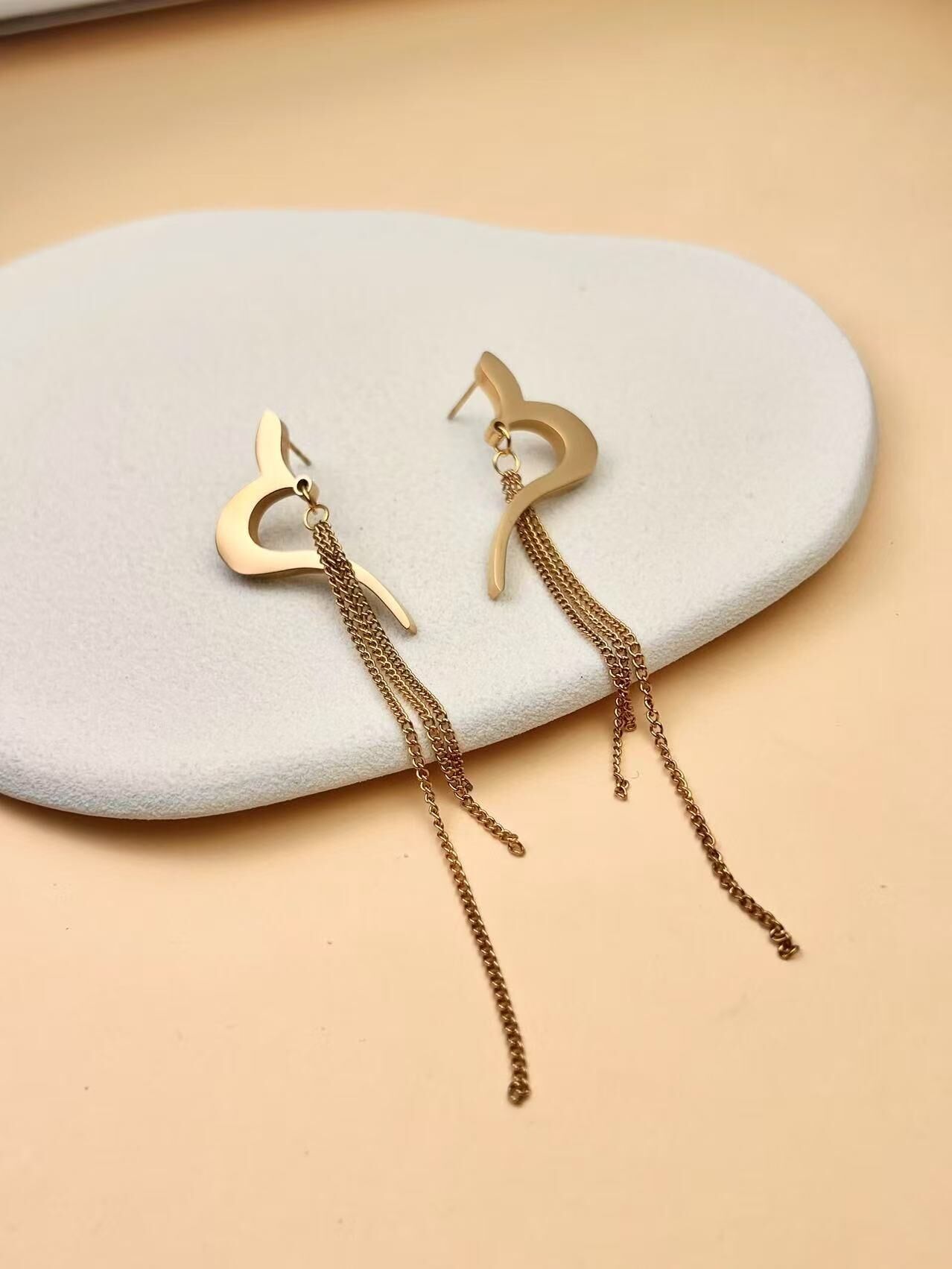Goldene skulpturale Tropfenketten-Ohrringe