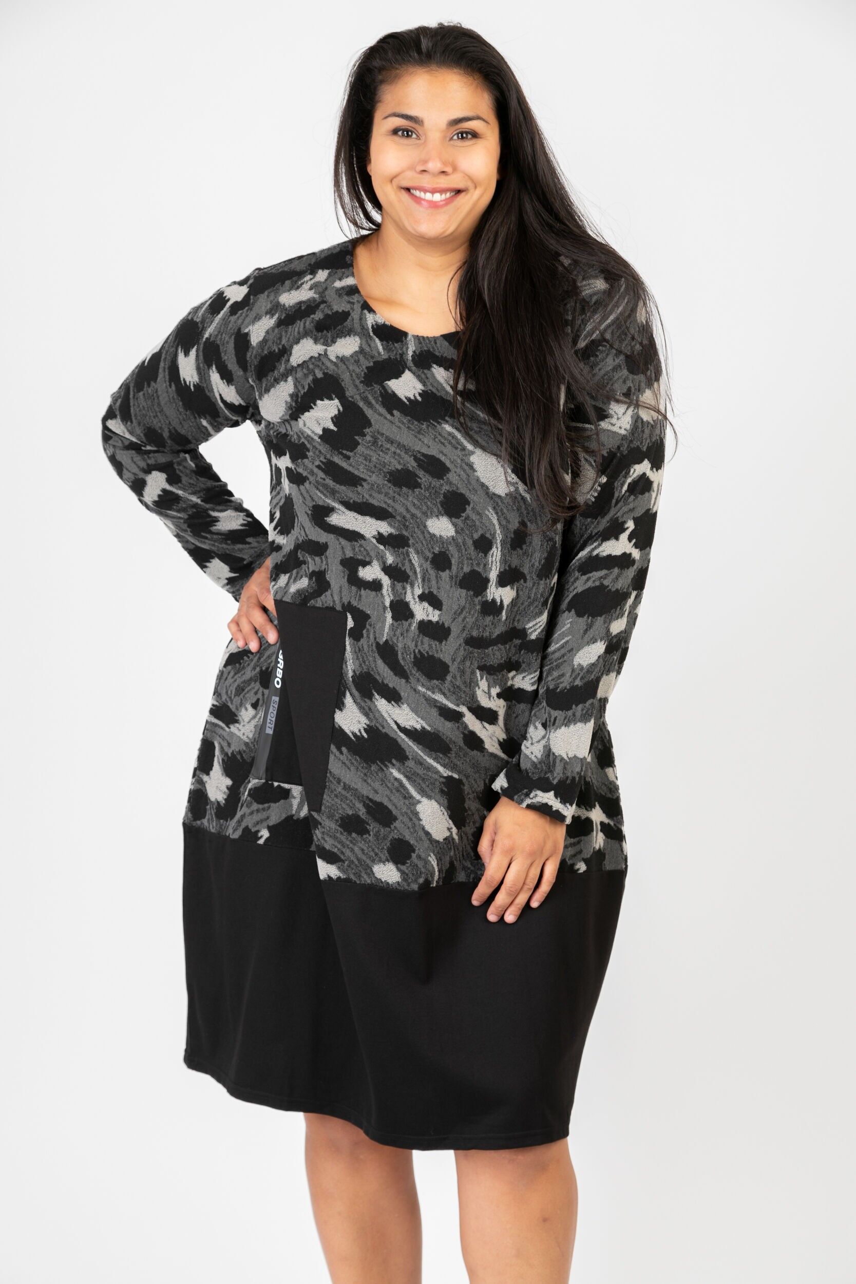 Graues Kleid mit Leopardenmuster in Übergröße (C6591)