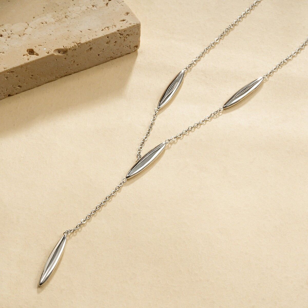 Collana a Y con catena in argento e quattro gocce allungate