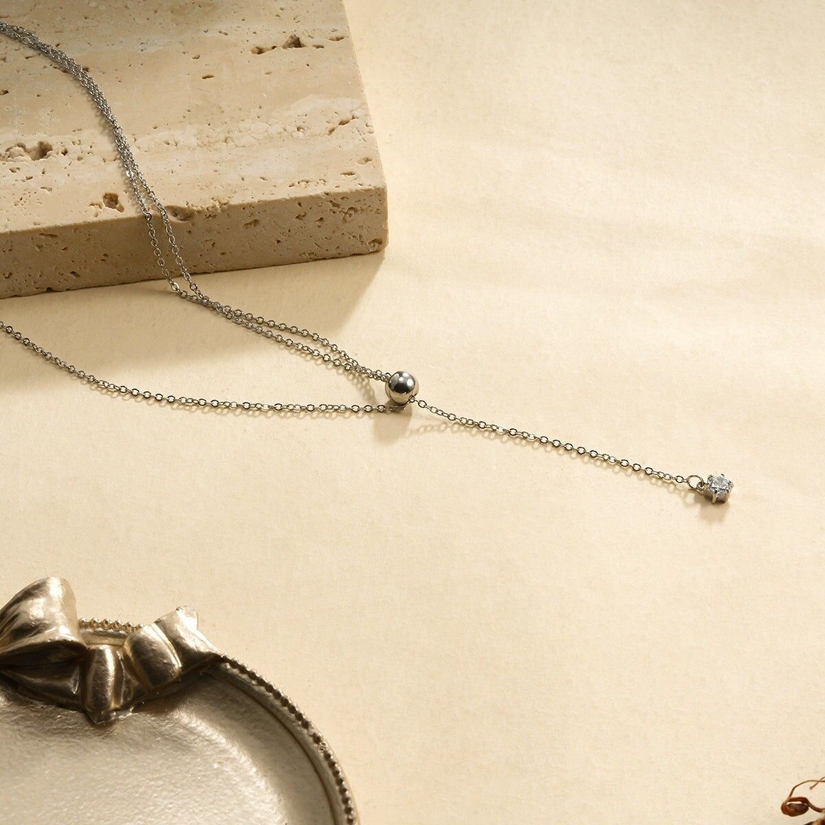 Collana a Y con una e due catene in argento, pendente con strass e sfera