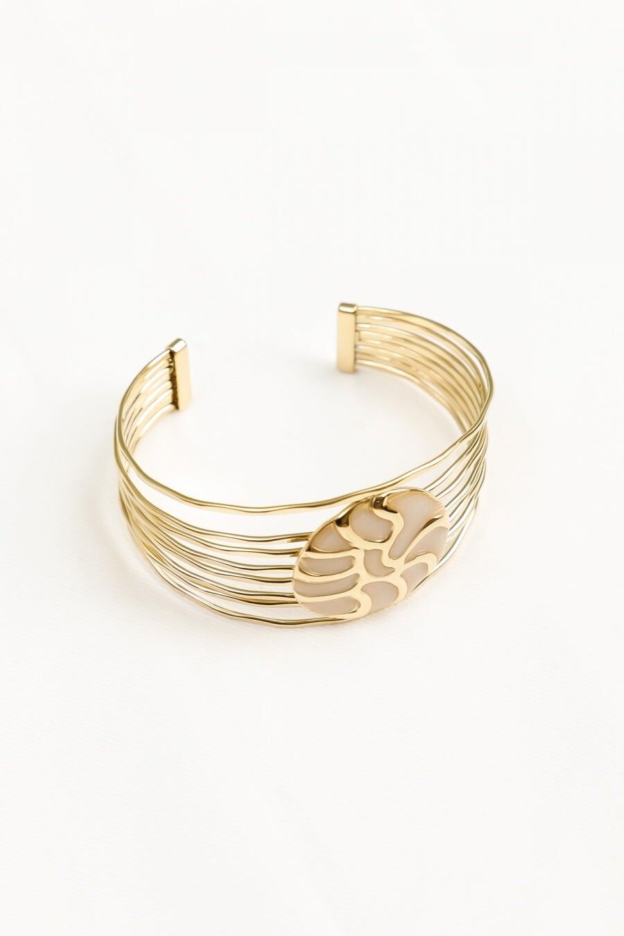 Bracciale rigido multifilo sovrapposto in oro con medaglione in smalto bianco avorio