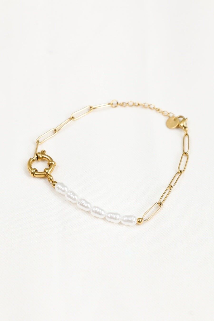 Bracciale a catena con maglie in oro, anello e perle bianche