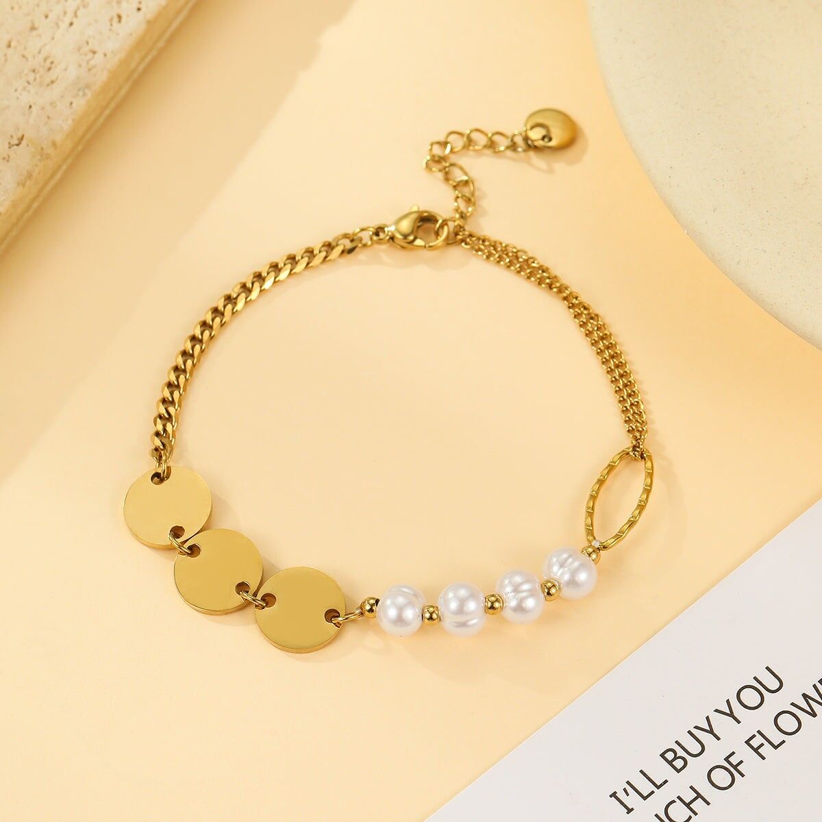 Bracciale in oro con medaglie lisce e perle