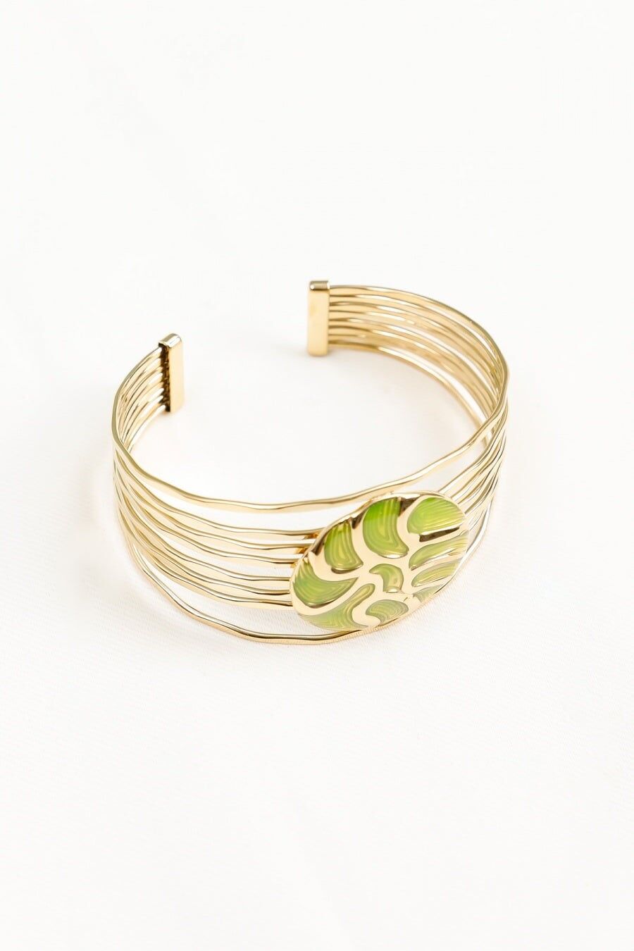 Bracciale rigido multifilo sovrapposto in oro con medaglione in smalto verde