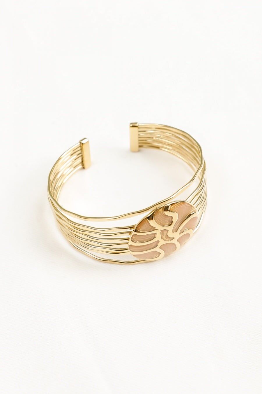 Bracciale rigido multifilo sovrapposto in oro con medaglione in smalto rosa cipria