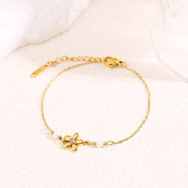 Bracciale a catena sottile con pendente a forma di fiore di strass al centro incorniciato da 2 perle