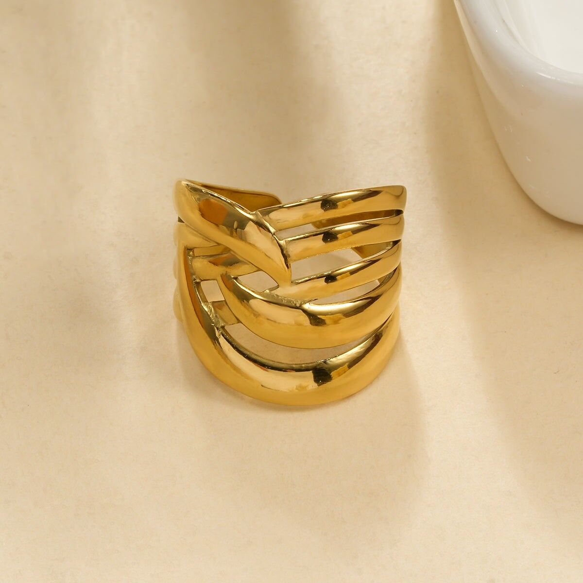 Moderner, ineinander verschlungener Goldring mit mehreren Wellen