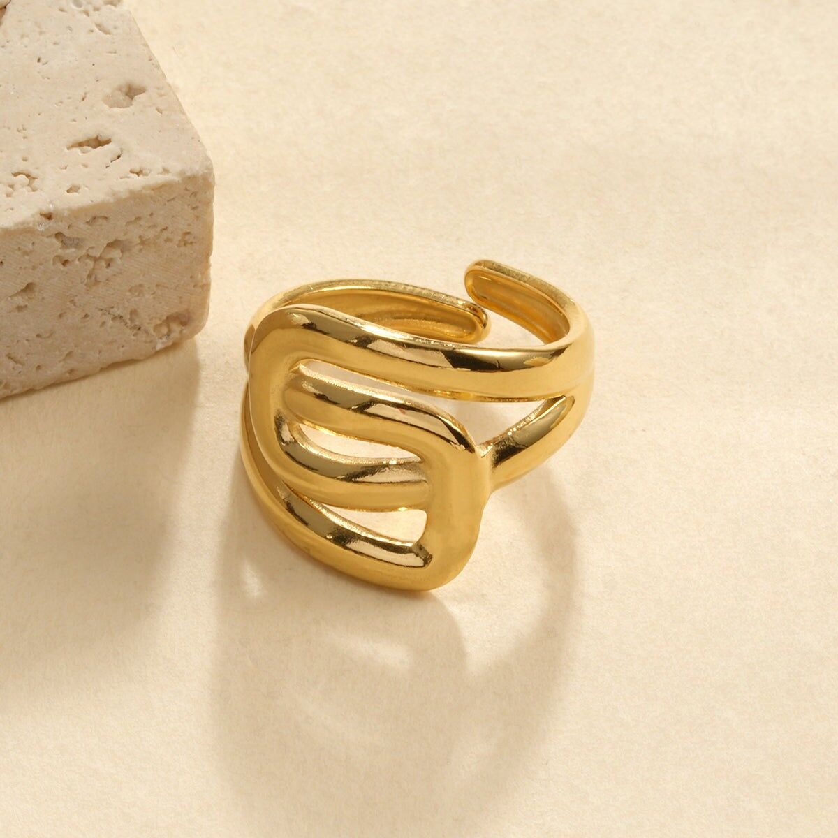 Gewellter quadratischer Goldring im zeitgenössischen Design