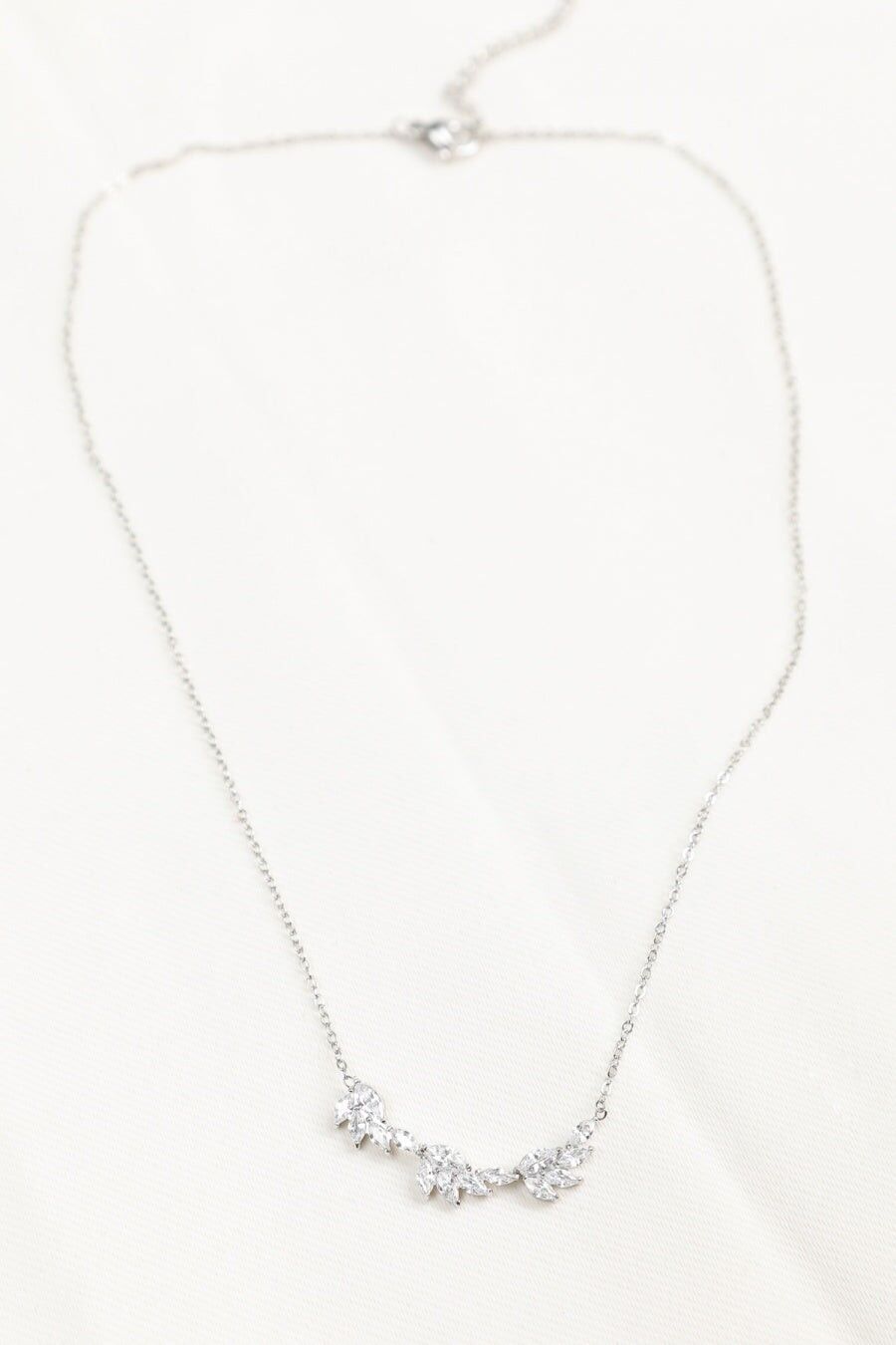 Feine Silberkette mit Zirkonoxid-Blütenblättern