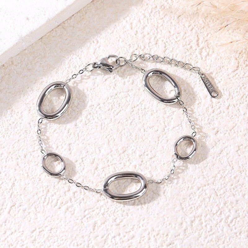 Silbernes Kettenarmband mit 5 ovalen Ringen