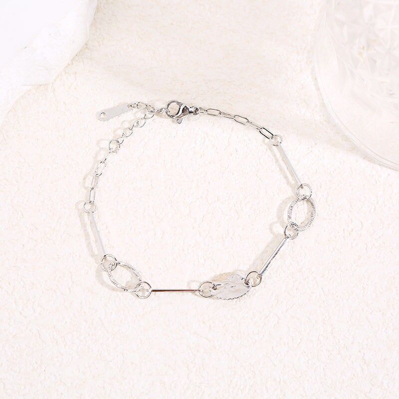 Silbernes Kettenarmband mit langen, strukturierten ovalen Gliedern und graviertem Blattmedaillon