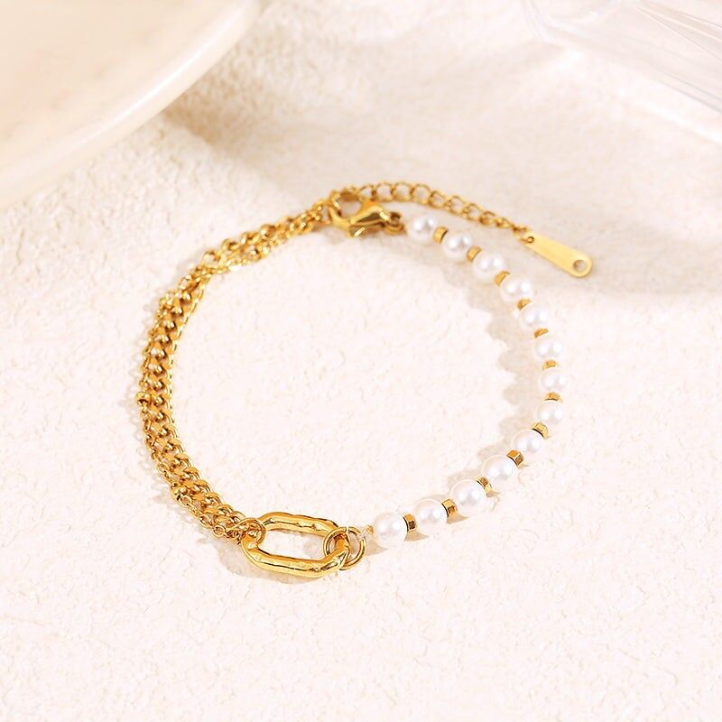 Halbflaches Kettenarmband mit engen Gliedern, halbe Perlenreihe mit dazwischenliegenden Gliedern, verbunden durch ein großes ovales Glied