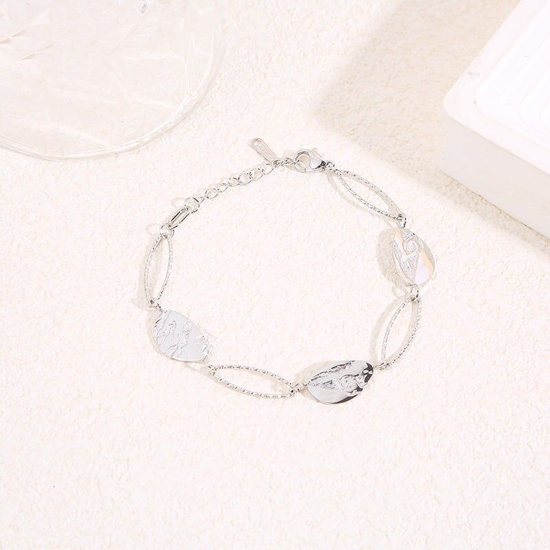 Silbernes Armband mit abwechselnd strukturierten ovalen Gliedern und Medaillons mit eingraviertem Blattmotiv