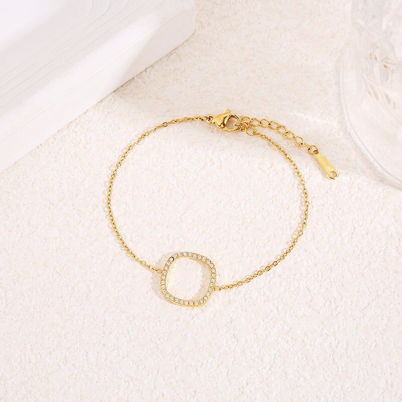 Feines Goldkettenarmband mit quadratischem Mittelumriss mit Strasssteinen und abgerundeten Ecken