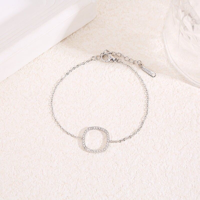 Feines silbernes Kettenarmband mit quadratischem Mittelumriss mit Strasssteinen und abgerundeten Ecken